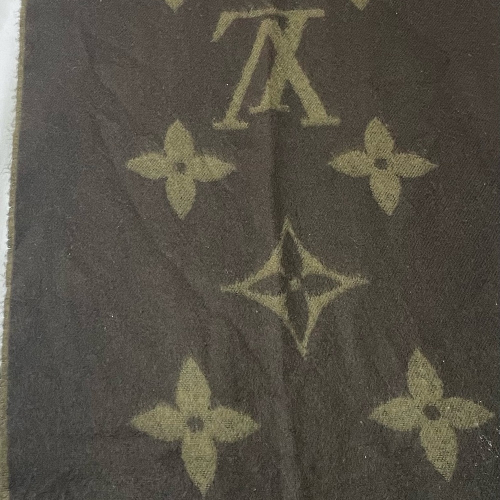 Louis Vuitton Olive Green Scarf - Picture 2 of 4